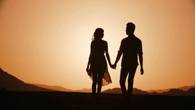 couple-silhouette-walking-in-the-highlands-holding-hands-with-the-sunset-golden-hour-the-sun-a-warm-color-slow-motion_hefg-z2ka_thumbnail-full01