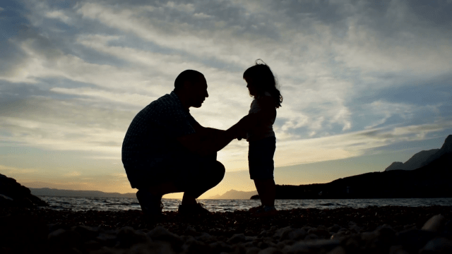 father-and-daughter-silhouette_nk8dumk9__F0000